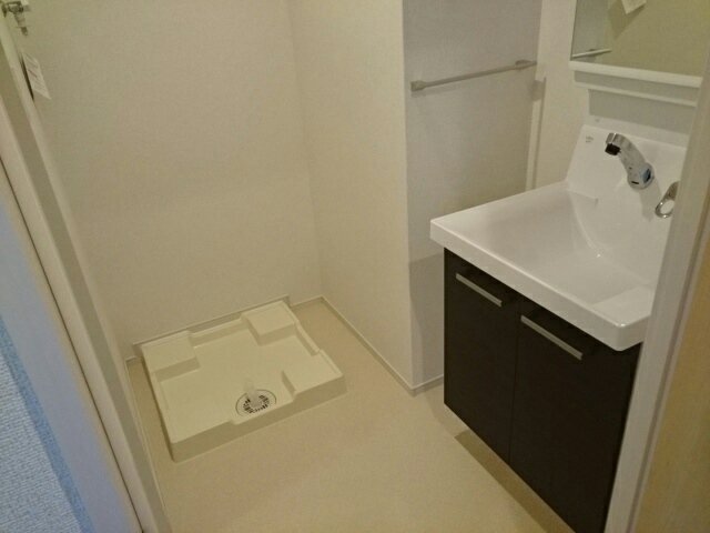 洗面設備　明るい洗面所です