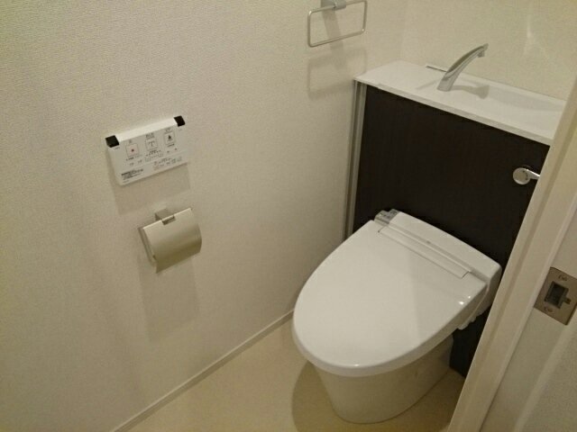 トイレ　落ち着いた色調のトイレです