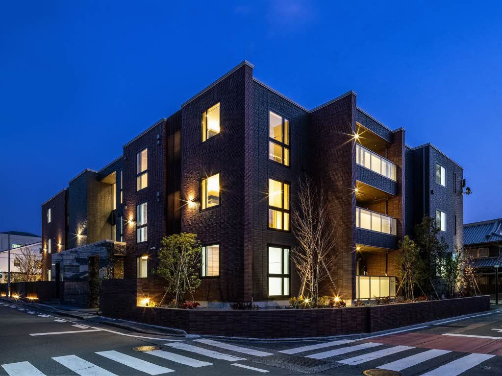 建物外観　３階建てシャーメゾン。エレベーター完備しています。