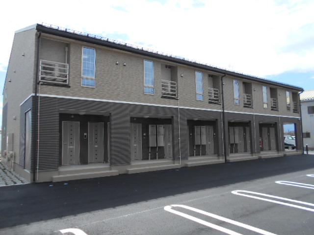 建物外観　建物玄関側（北面）を北東方向より撮影