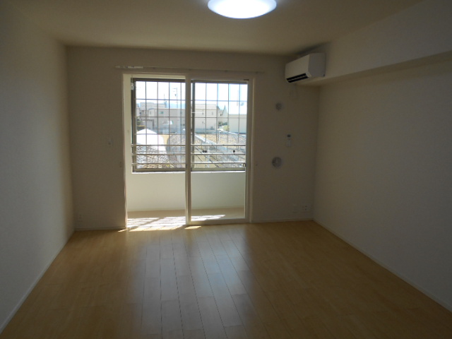 居室・リビング　南面居室（エアコン完備）・全室照明完備
