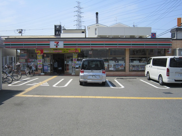 コンビニ　セブンイレブン（コンビニ）まで353m