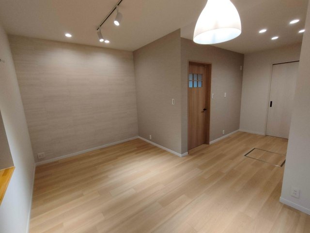 居室・リビング　照明がおしゃれでとても落ち着く空間です。