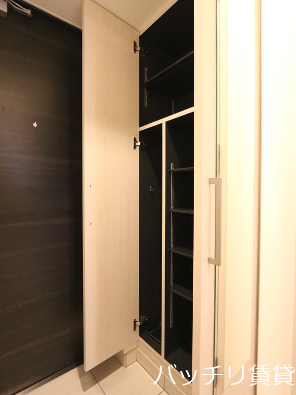 玄関　別号室タイプの為、現状を優先致します。