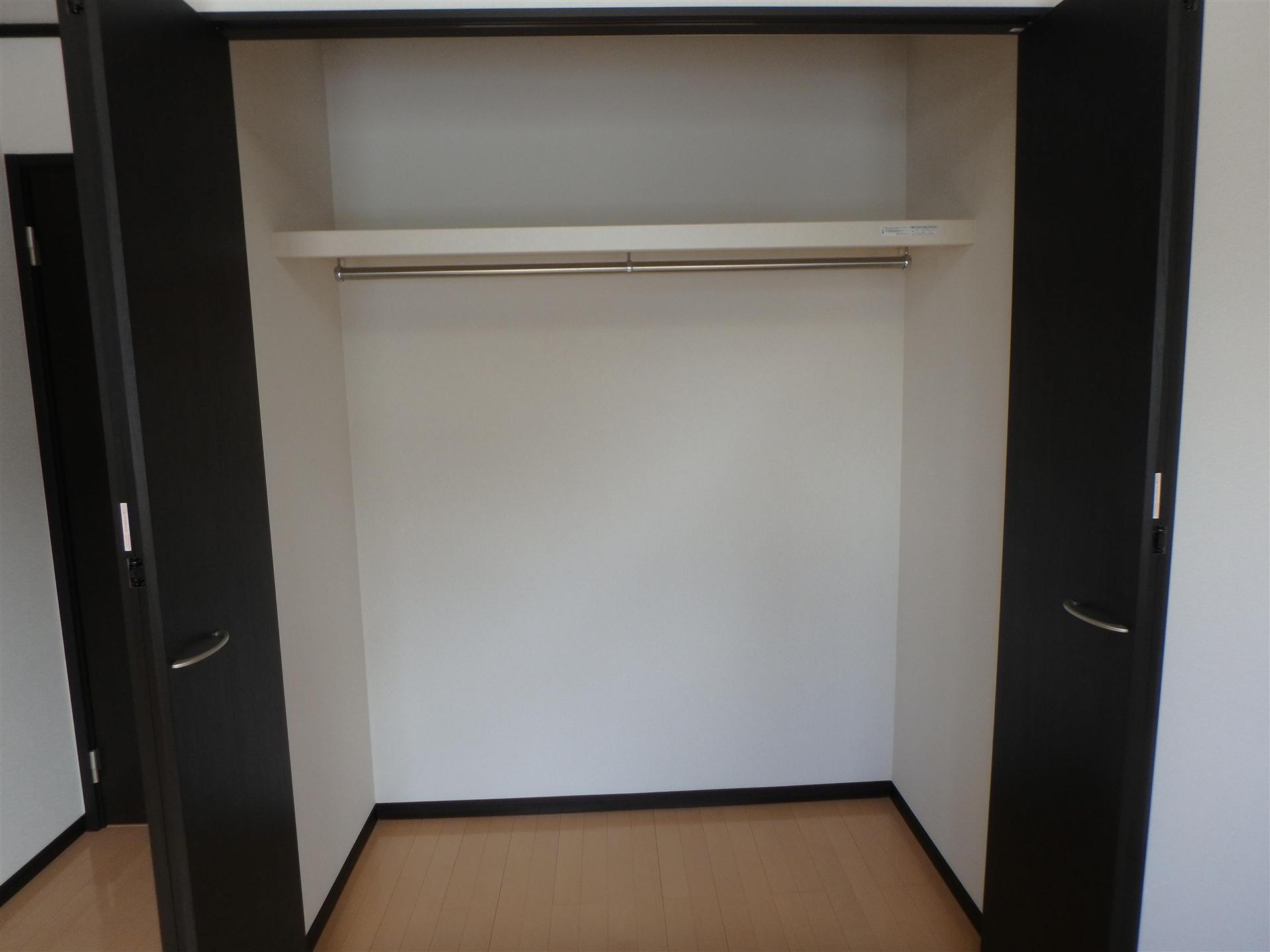収納　洋室にはクローゼット型の収納あります！