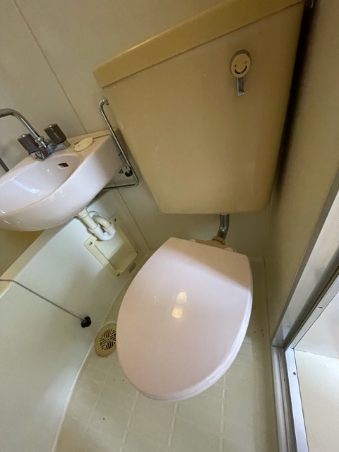 トイレ　シンプルで掃除のしやすいトイレです♪