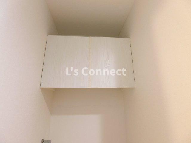 その他設備　洗濯機置き場の上にも棚があります。