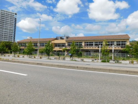小学校　神戸市立なぎさ小学校（小学校）まで722m