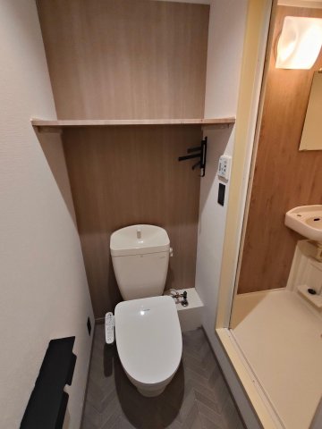 トイレ　便座交換、棚、タオル掛け、トイレットペーパーホルダー設置