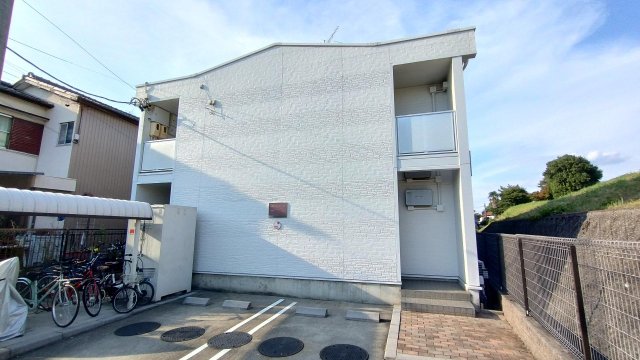 建物外観　2023年外壁改修済白を基調とした仕上がりになってます