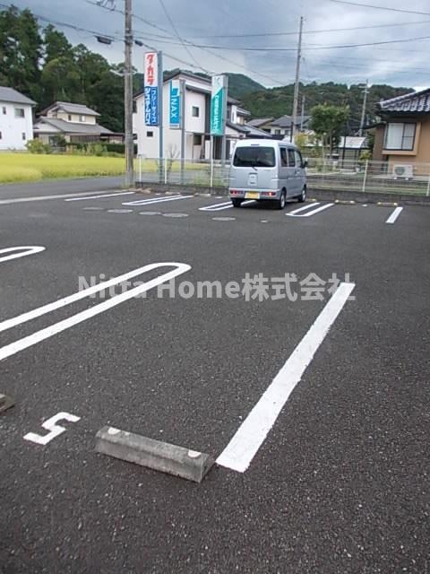 駐車場　敷地内に駐車場も完備！！