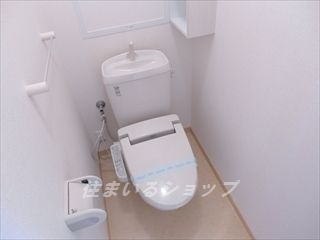 トイレ　シャワートイレ・収納あり