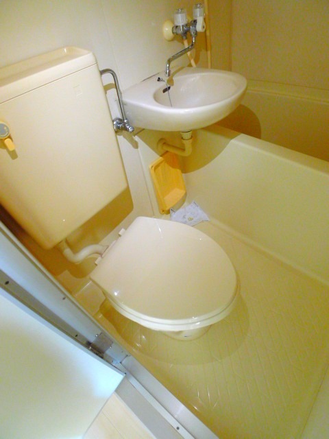 地下鉄東山線 覚王山駅 徒歩5分 3階建 築39年のトイレ写真