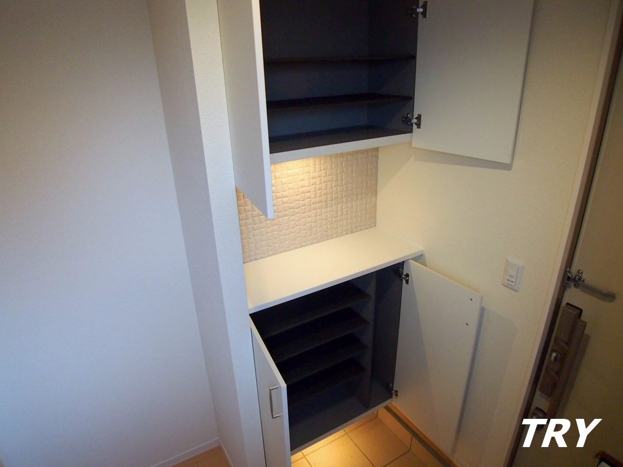 玄関　下駄箱付です。