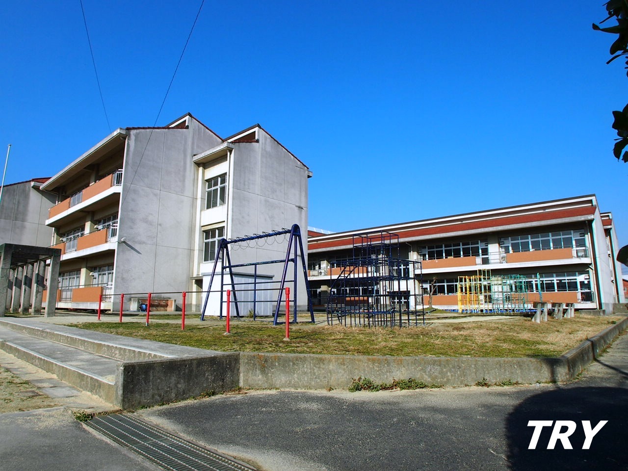 小学校　御所市立御所小学校（小学校）まで648m