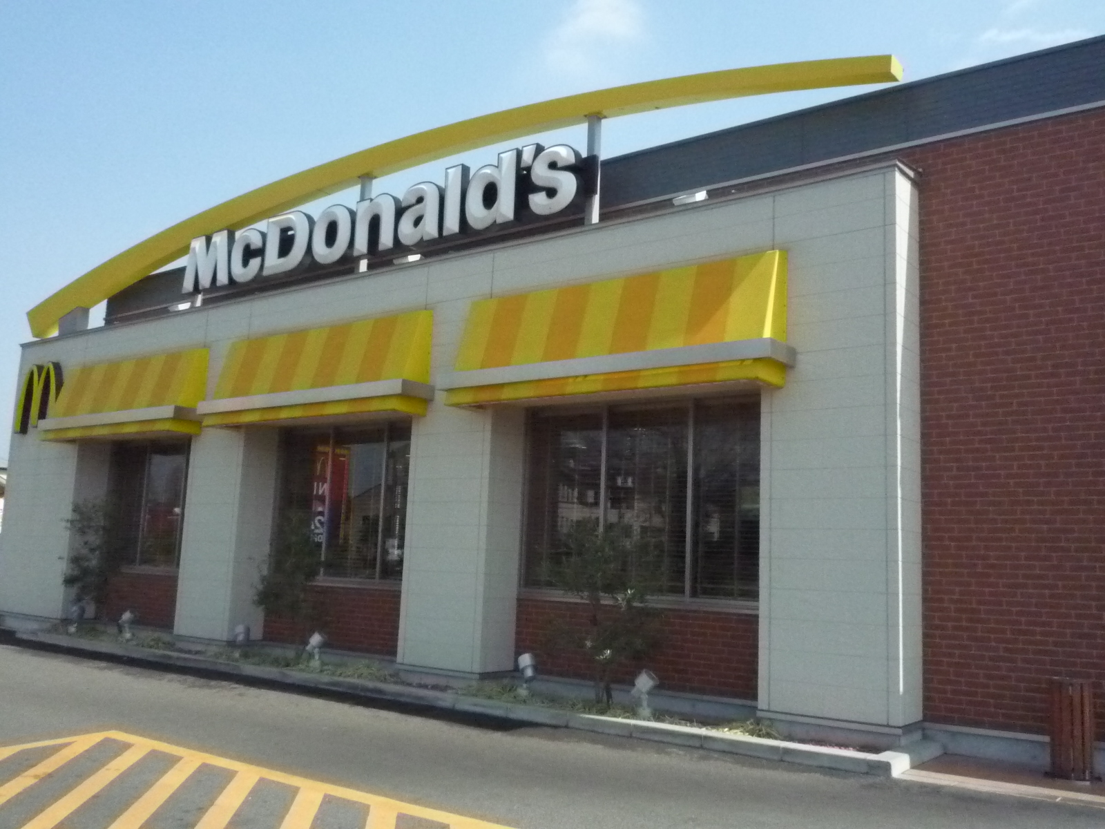 飲食店　マクドナルド岡山西バイパス店（飲食店）まで688m
