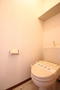トイレ　温水洗浄便座付きトイレです！　上部の棚が収納に便利です。