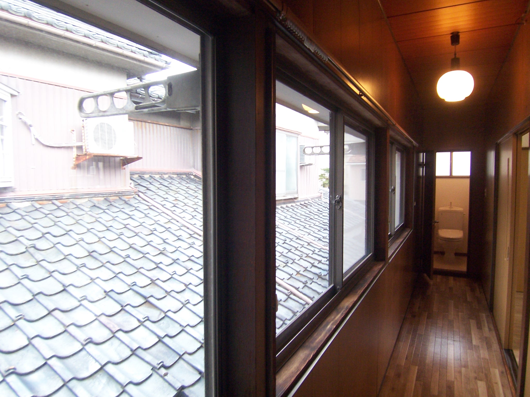 その他　窓の外に物干し