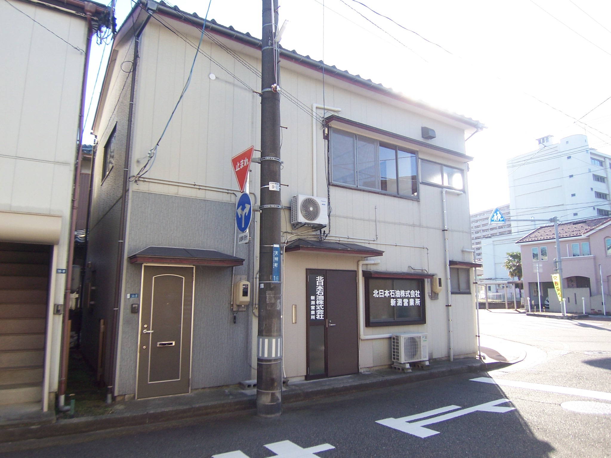 建物外観　２階ワンフロア。玄関は１階