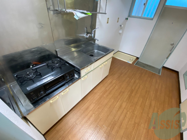 キッチン　シンプルで使いやすいキッチンです。下には収納もございます。