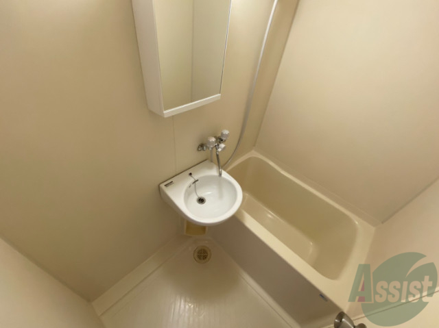 バス・シャワールーム　白くきれいな浴室です、シンプルで使い易い作りになっています