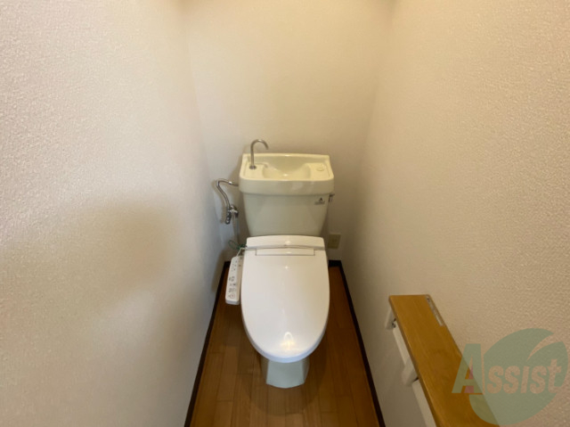 トイレ　温水洗浄機能付きのトイレです。きれいで落ち着ける空間。