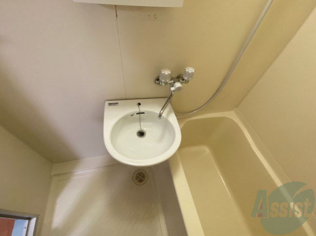 洗面設備　浴室にある洗面台ですシャワーも手洗いも兼用で使えます。
