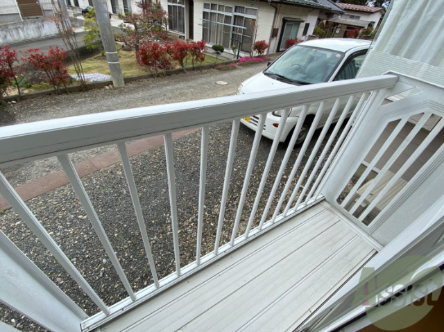 バルコニー　リビングからつながるバルコニーは陽の光がよく当たる快適空間