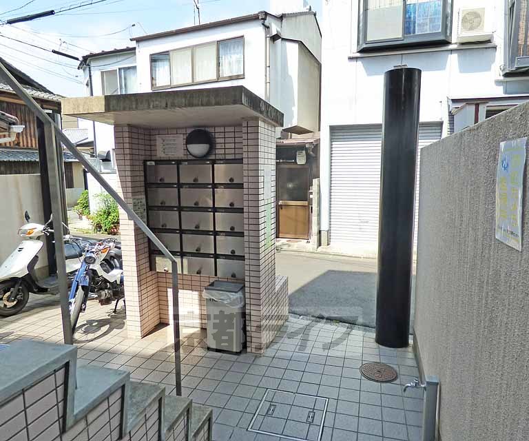 【京都市北区小山中溝町のマンションのエントランス】