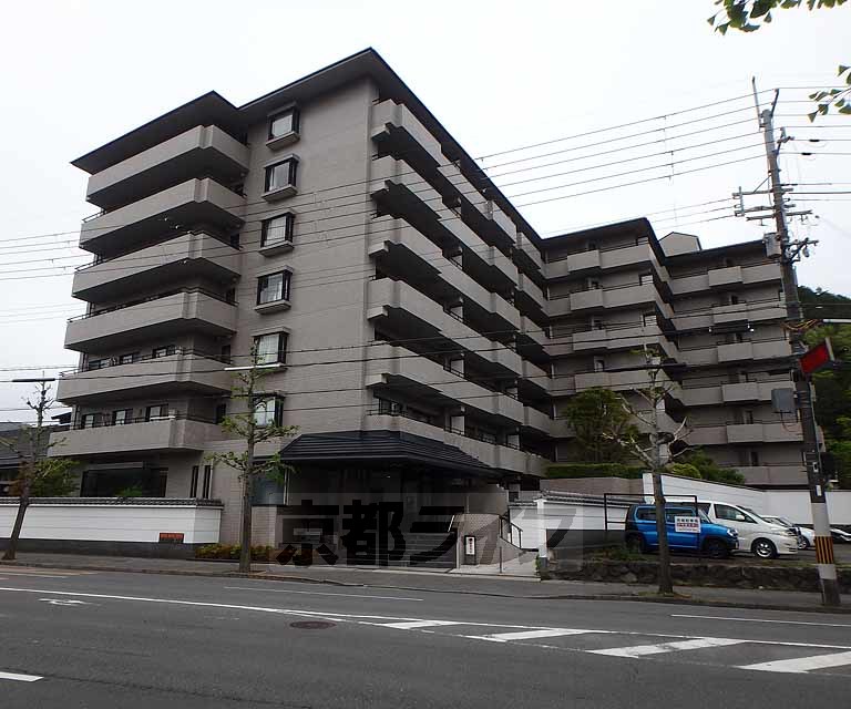 【京都市左京区上高野西氷室町のマンションの建物外観】