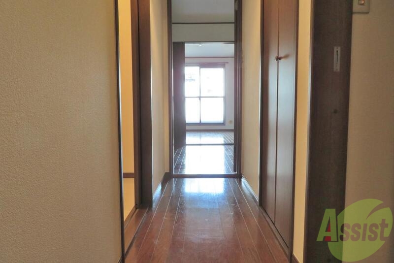 玄関　玄関から見て、右がトイレ、左がお風呂になります。