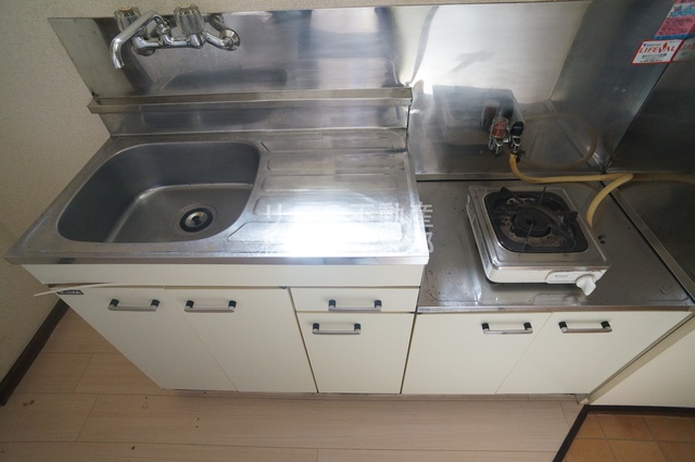 キッチン　キッチンは収納付なので、調理器具など必要な物を収納できます☆