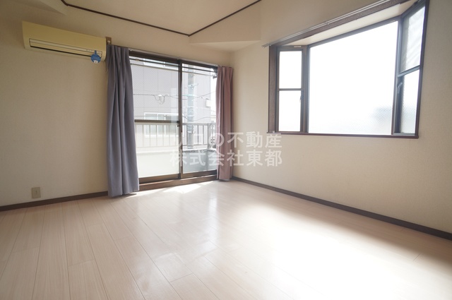 居室・リビング　２面採光なので、明るく風通しのよい過ごしやすいお部屋です♪