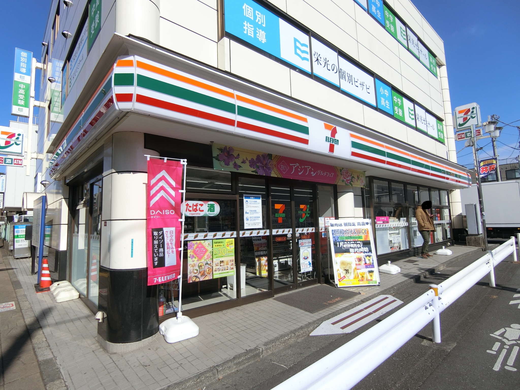 コンビニ　セブンイレブン井荻駅北口店（コンビニ）まで196m
