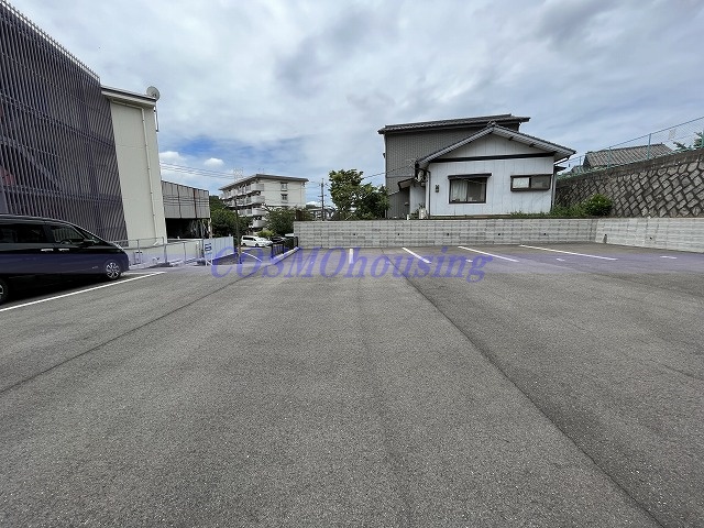 駐車場　建物下屋根付き・建物横の駐車場があります。
