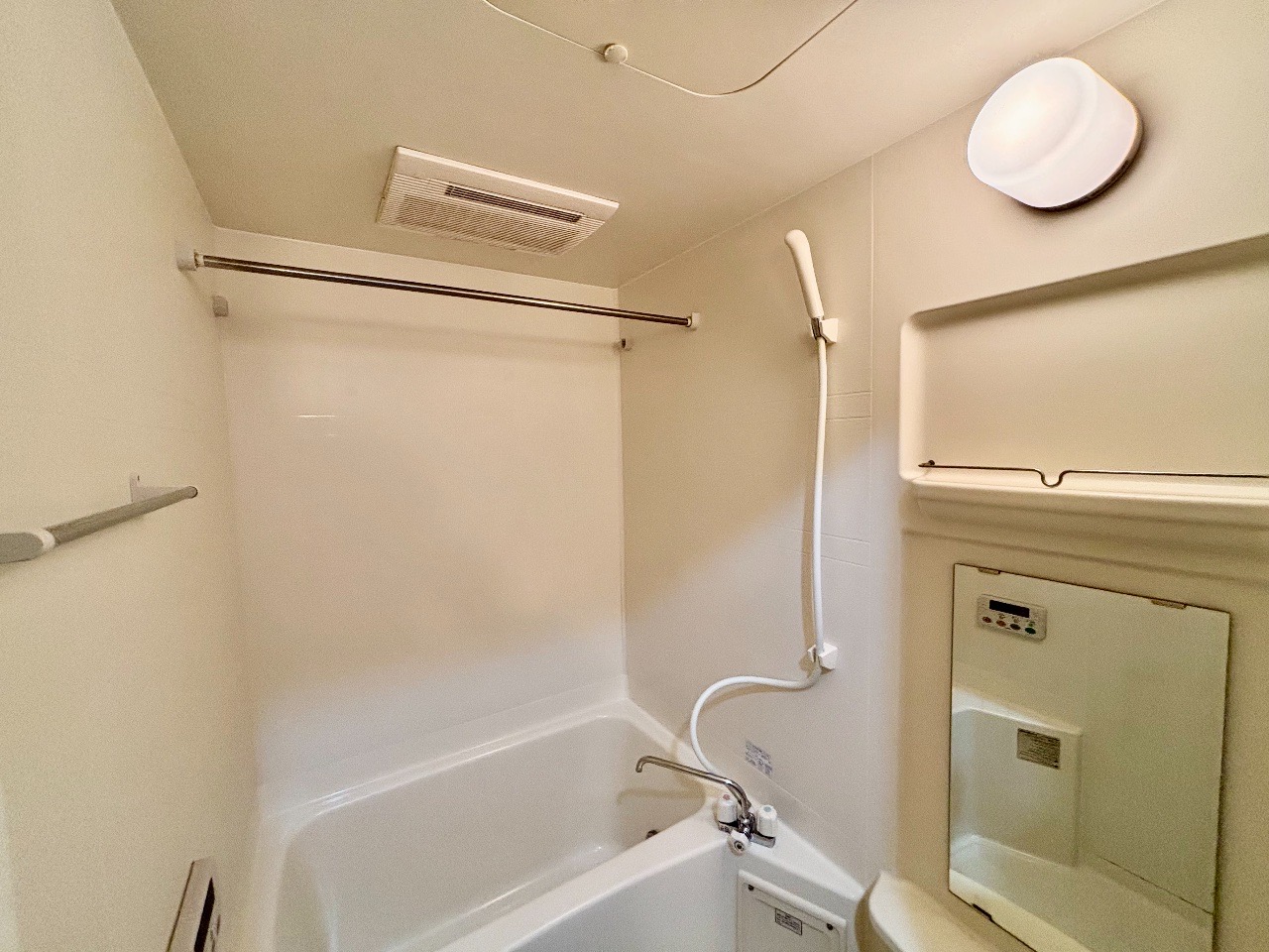 バス・シャワールーム　バス・追い炊き機能付きです♪