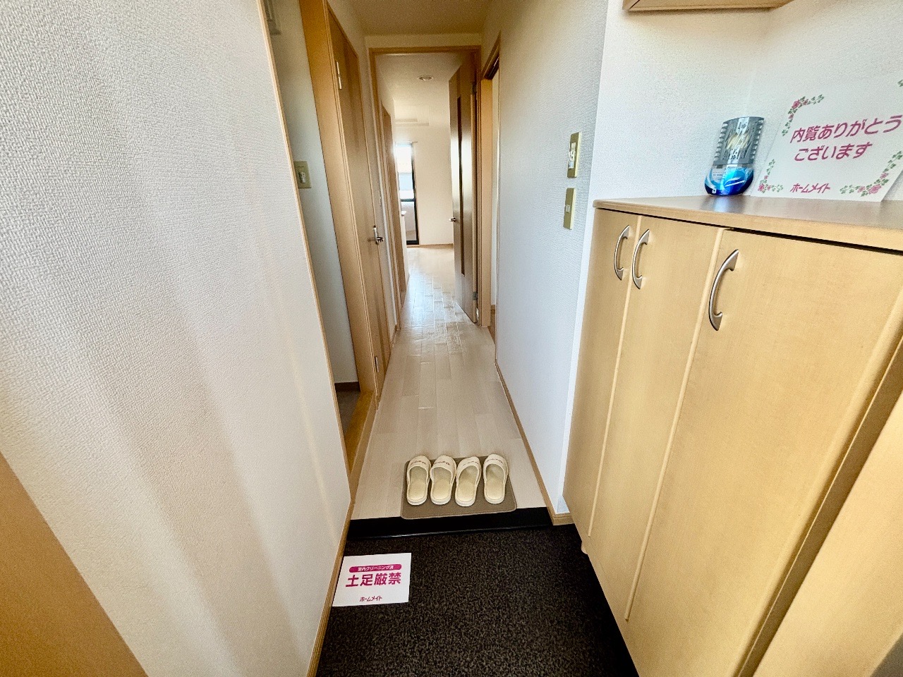 玄関　玄関部分・シューズボックス付きの、明るい玄関です♪