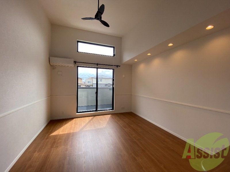 居室・リビング　リビングはこんな感じです。窓が大きくて良く陽が入ってきます。