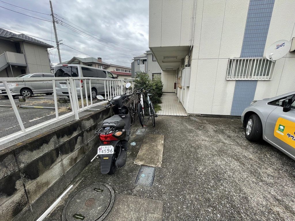 【入間市鍵山のマンションの駐車場】