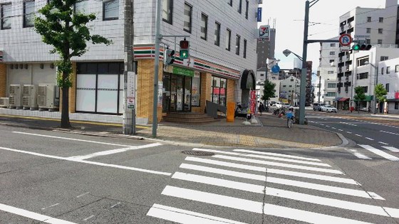 コンビニ　セブンイレブン広島家庭裁判所前店（コンビニ）まで228m
