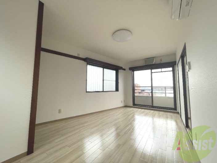 居室・リビング　白を基調としたお部屋で清潔感があって気持ちが良いですね。