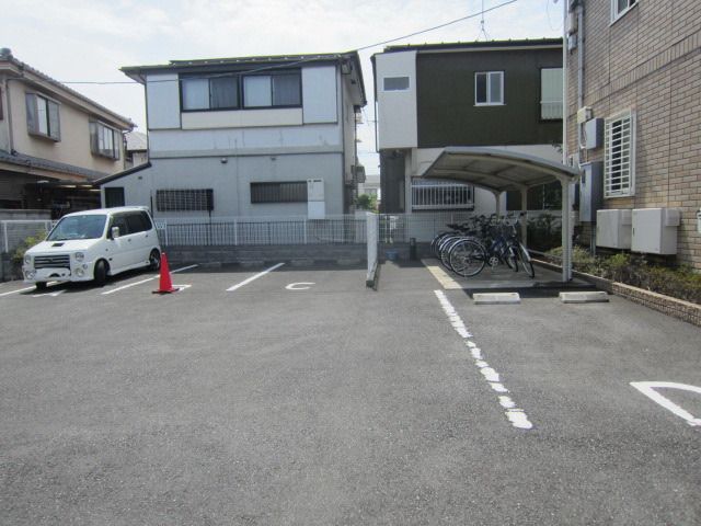 【府中市西原町のアパートの駐車場】