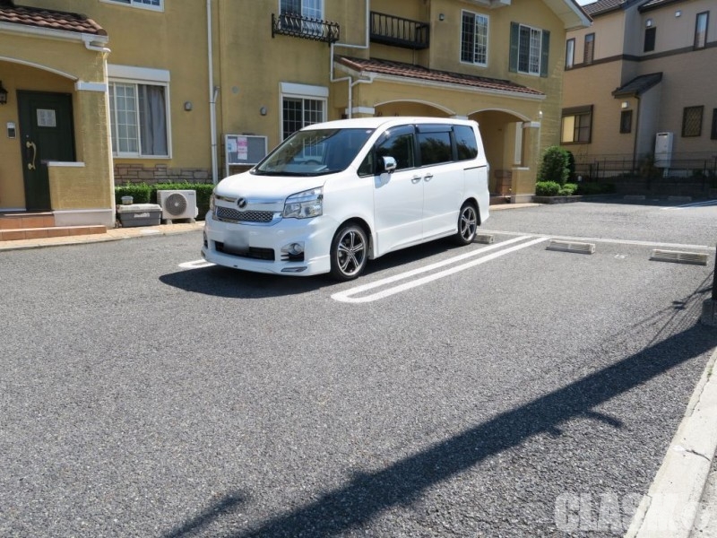 【川西市西多田のアパートの駐車場】