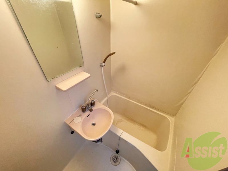 バス・シャワールーム　浴室はシンプル。一人暮らしにはちょうど良いサイズですね。