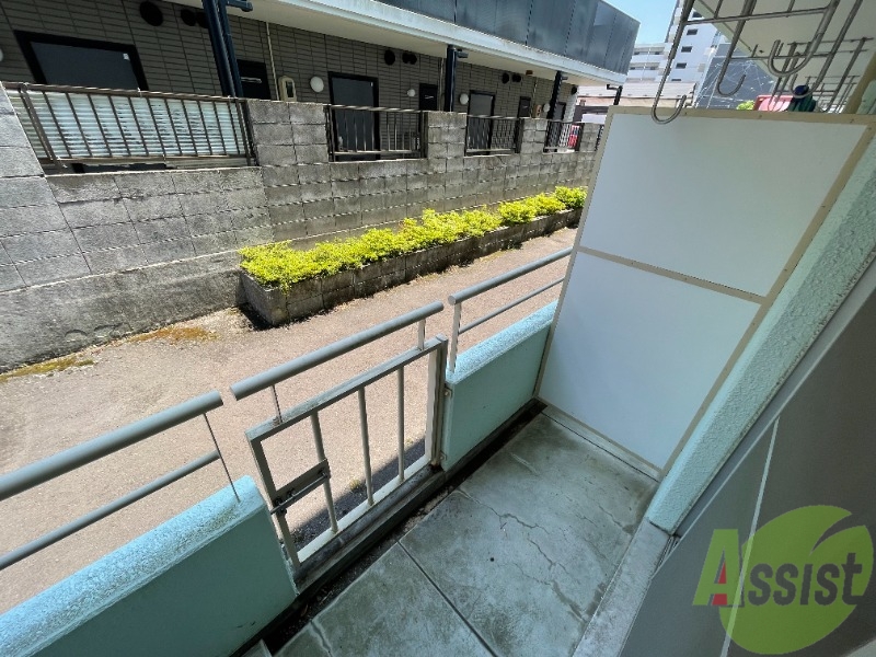 バルコニー　バルコニーは洗濯物を干すのに十分な広さがありますね。