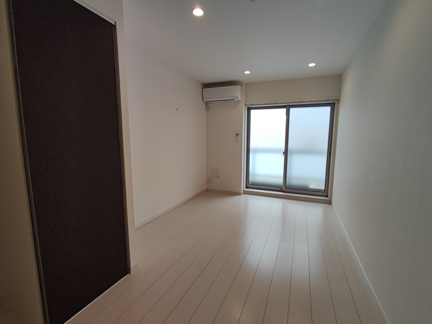 居室・リビング　同仕様　南向きのお部屋です