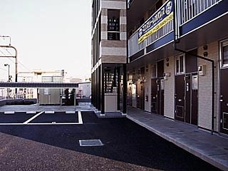 駐車場　共用通路と駐車場です。