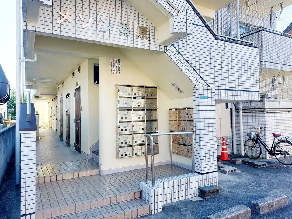 【松山市桑原のマンションのエントランス】