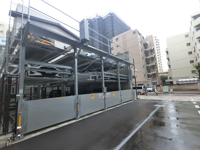 【市川市市川のマンションの駐車場】