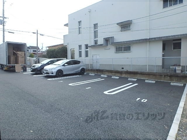 【城陽市平川のアパートの駐車場】